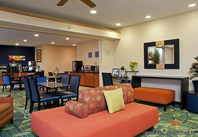 Fairfield Inn & Suites Lansing West Delta Center Township Restaurant foto